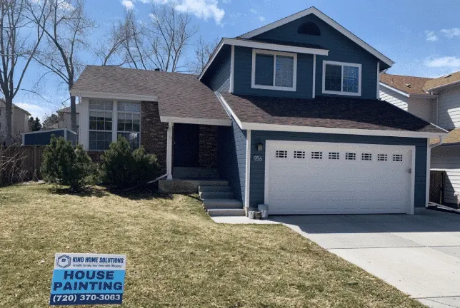 A Highlands Ranch home exterior in an HOA approved neutral color scheme